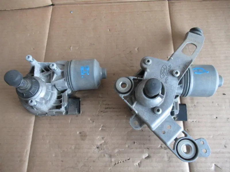 Moteur essuie-glace avant