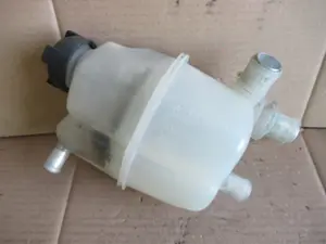 Wasserbehälter Motorraum