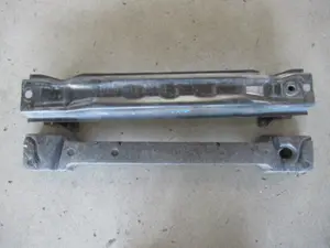 Stossstangenhalter vorne