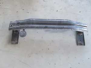 Stossstangenhalter vorne