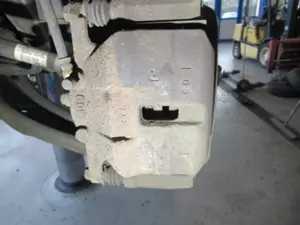 Étrier de frein avant gauche