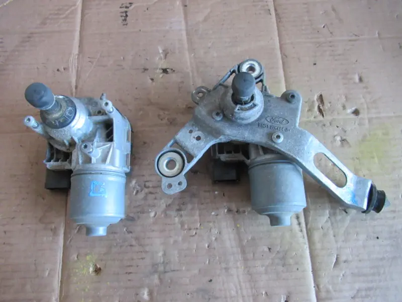 Moteur essuie-glace avant