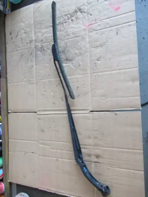 Wischerarm vorne links