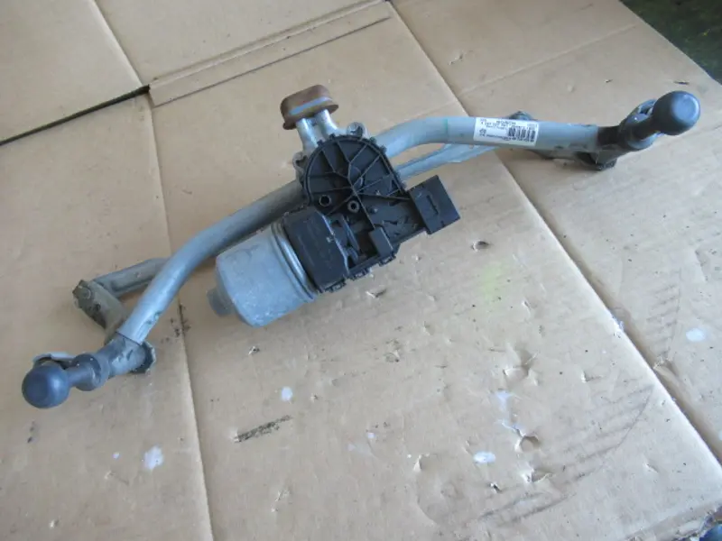 Moteur essuie-glace avant