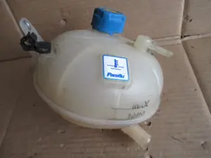 Wasserbehälter Motorraum