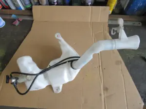 Wasserbehälter Motorraum