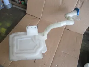 Wasserbehälter Motorraum