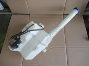 Wasserbehälter Motorraum