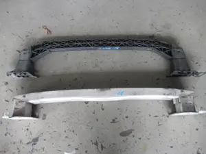 Stossstangenhalter vorne