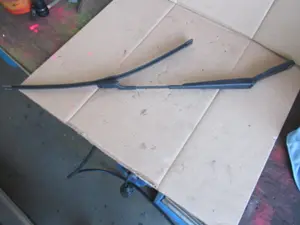 Wischerarm vorne links