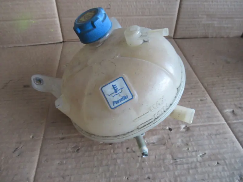 Wasserbehälter Motorraum