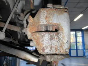 Étrier de frein avant gauche