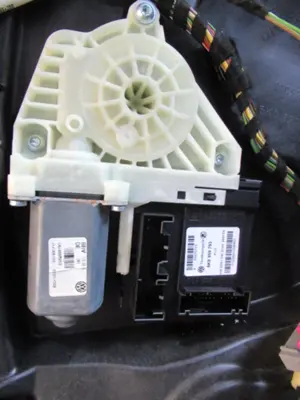 Fensterheber vorne links