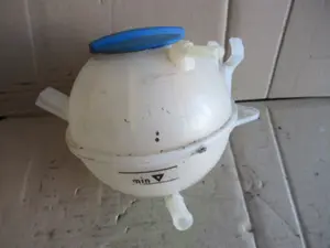 Wasserbehälter Motorraum