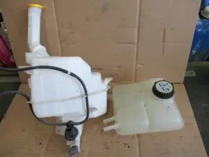 Wasserbehälter Motorraum