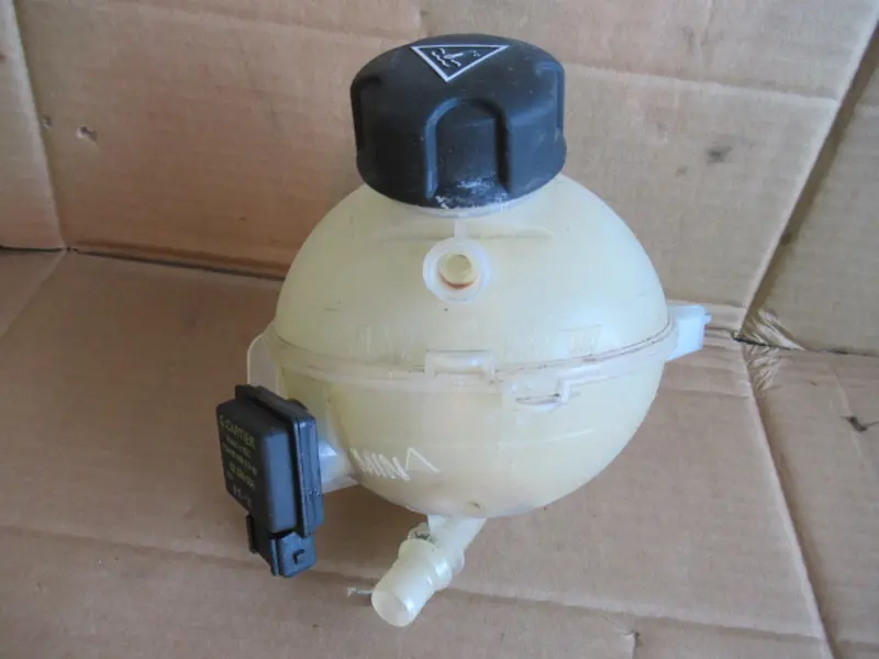 Réservoir d'eau compartiment moteur