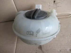 Wasserbehälter Motorraum