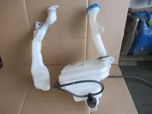 Wasserbehälter Motorraum