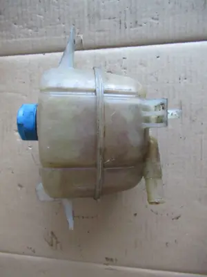 Réservoir d'eau compartiment moteur