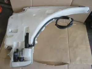 Wasserbehälter Motorraum