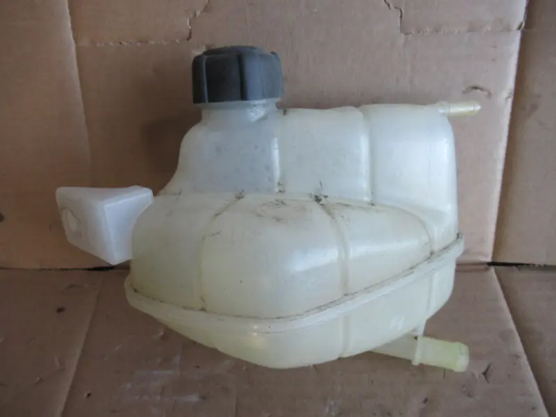Réservoir d'eau compartiment moteur