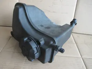 Wasserbehälter Motorraum