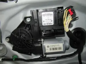 Lève-vitre avant gauche