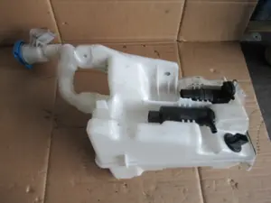 Wasserbehälter Motorraum