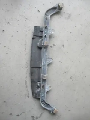 Traverse unter Kühler