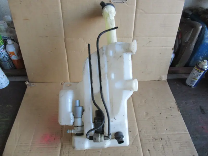 Wasserbehälter Motorraum
