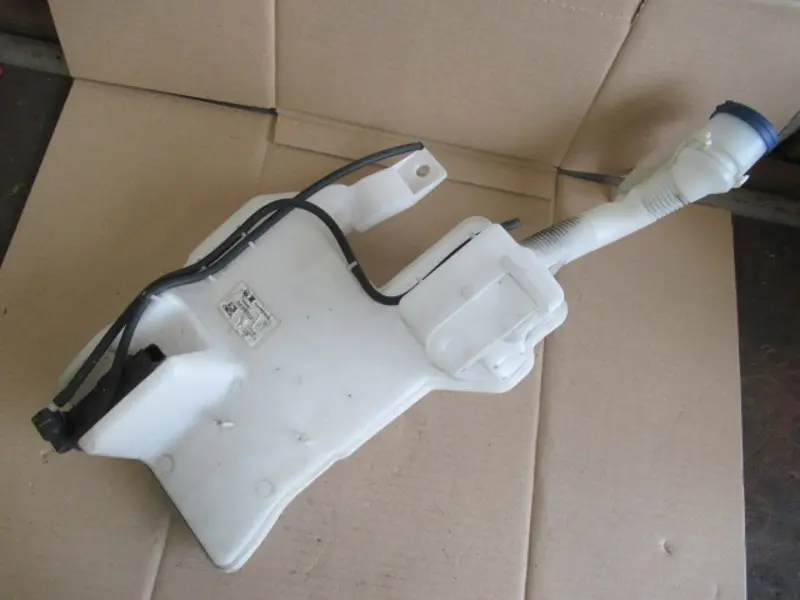 Wasserbehälter Motorraum