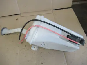 Wasserbehälter Motorraum