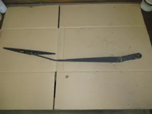 Wischerarm vorne links