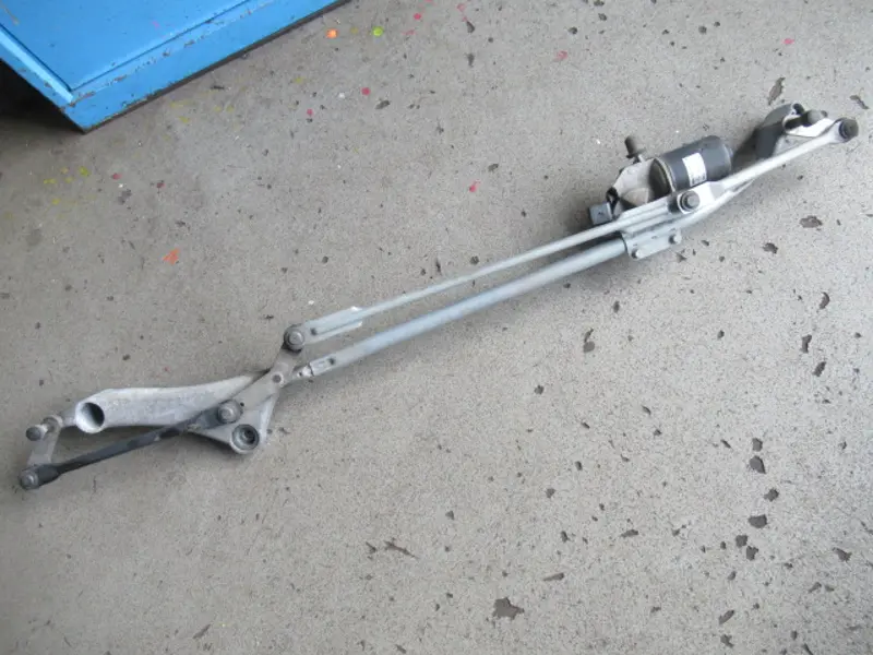 Moteur essuie-glace avant