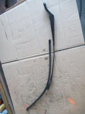 Wischerarm vorne links