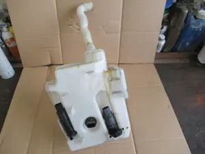 Wasserbehälter Motorraum