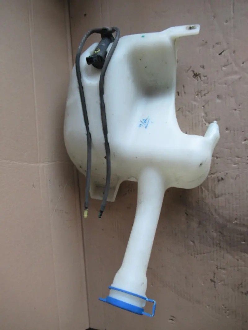 Wasserbehälter Motorraum