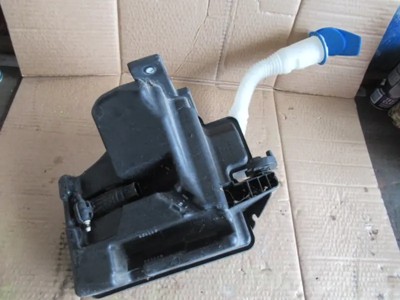 Wasserbehälter Motorraum