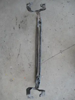 Traverse unter Kühler