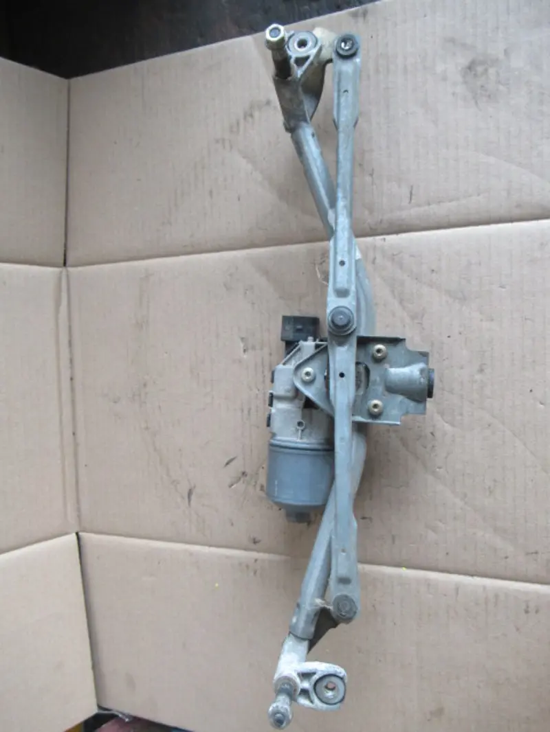 Moteur essuie-glace avant
