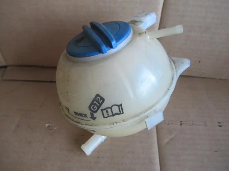 Wasserbehälter Motorraum