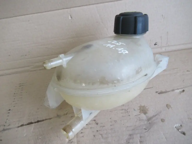 Wasserbehälter Motorraum