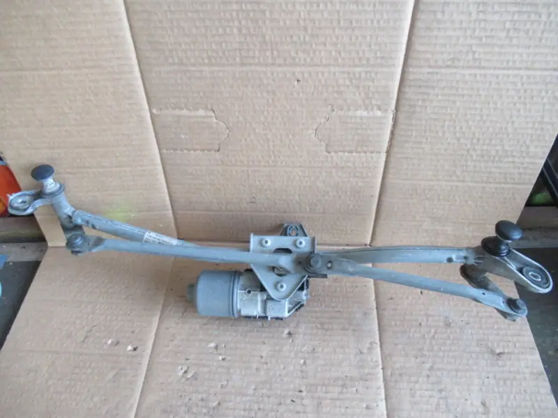 Moteur essuie-glace avant