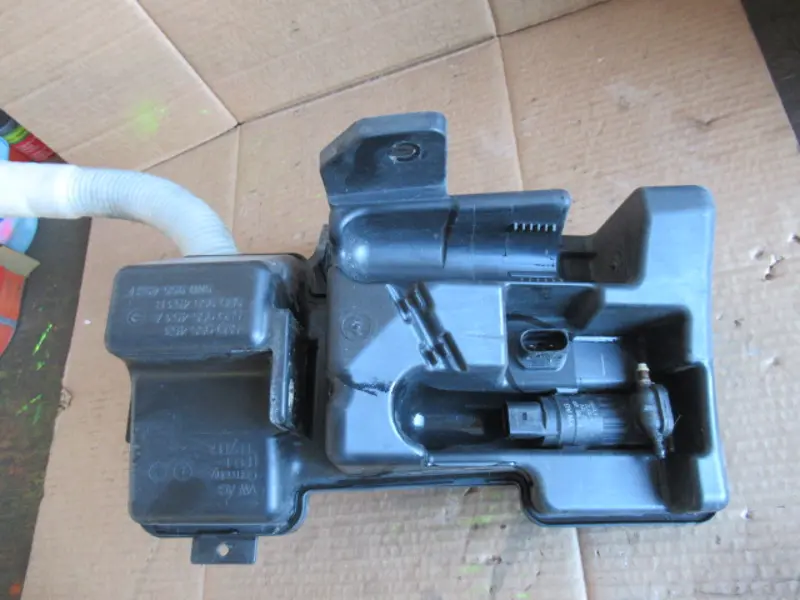 Wasserbehälter Motorraum