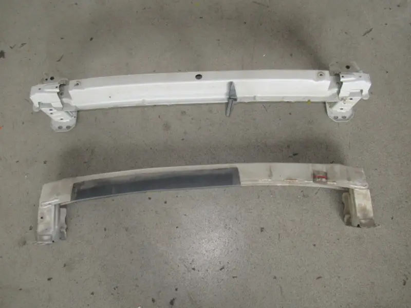 Stossstangenhalter vorne