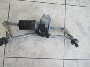 Moteur essuie-glace avant