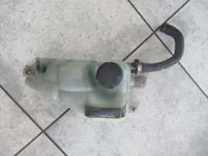 Wasserbehälter Motorraum