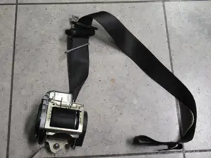 Gurtstraffer vorne