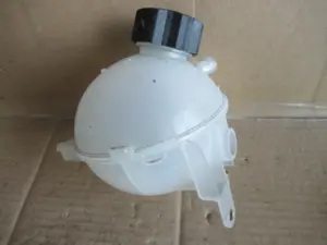 Wasserbehälter Motorraum